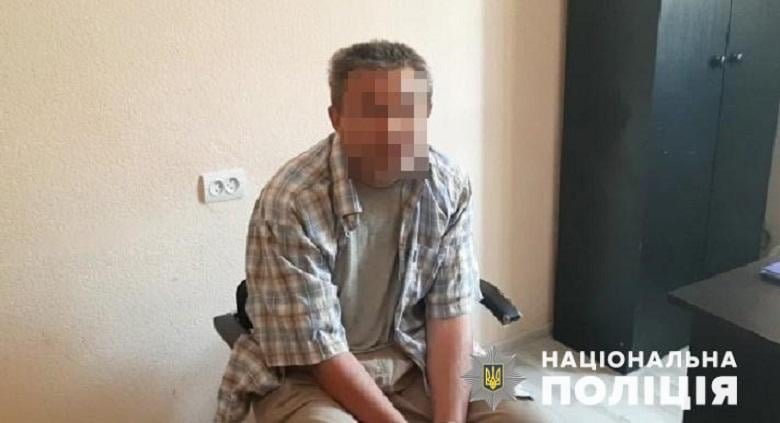 Заставил раздеться, фотографировал и показывал член: в Киеве мужчина домогался и ограбил двух 9-летних девочек 1