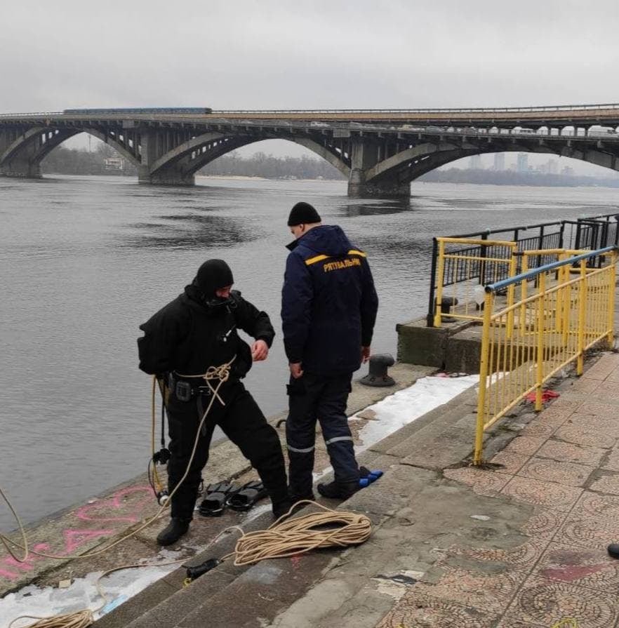 В Киеве возле моста Метро нашли утопленника 1