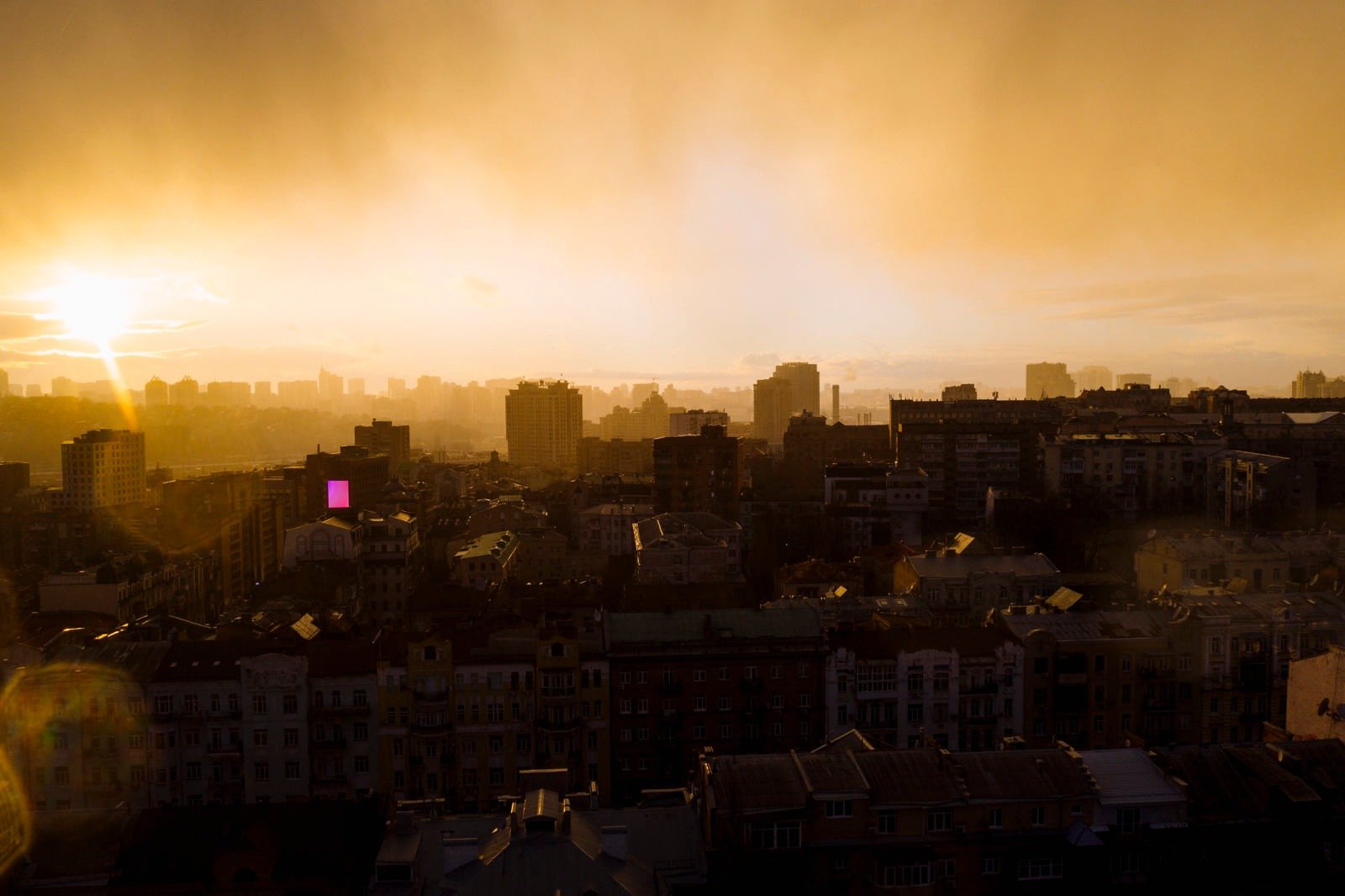 Первая в 2022 году: жители Киева сняли красивый закат с радугой на небе 3