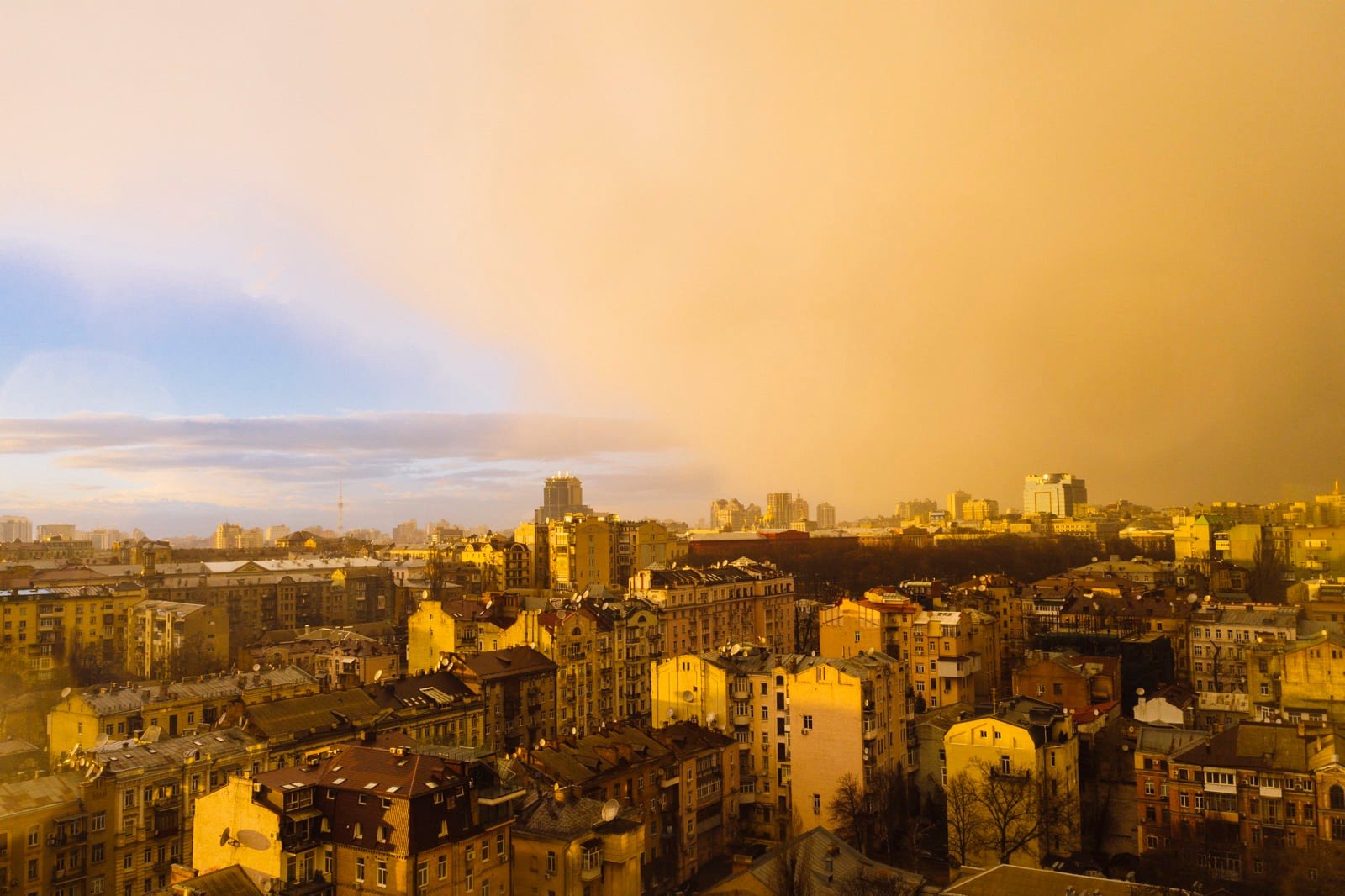 Первая в 2022 году: жители Киева сняли красивый закат с радугой на небе 4