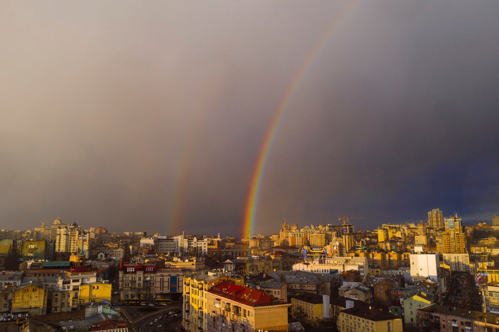 Первая в 2022 году: жители Киева сняли красивый закат с радугой на небе 5