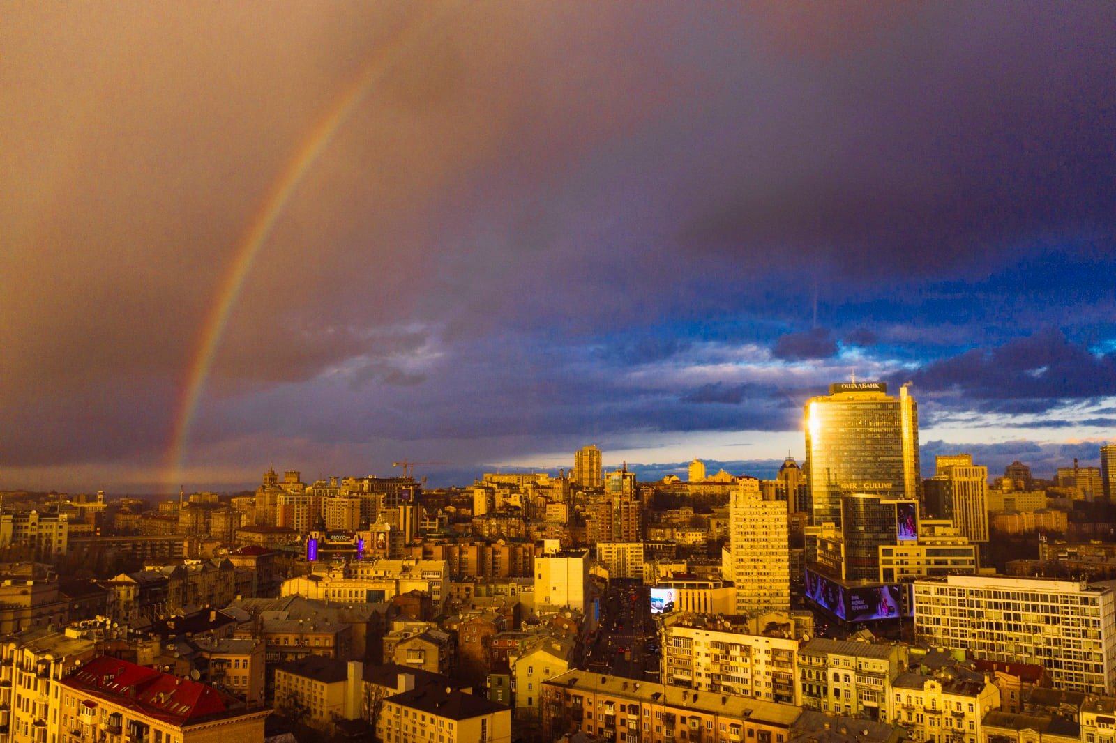 Первая в 2022 году: жители Киева сняли красивый закат с радугой на небе 6