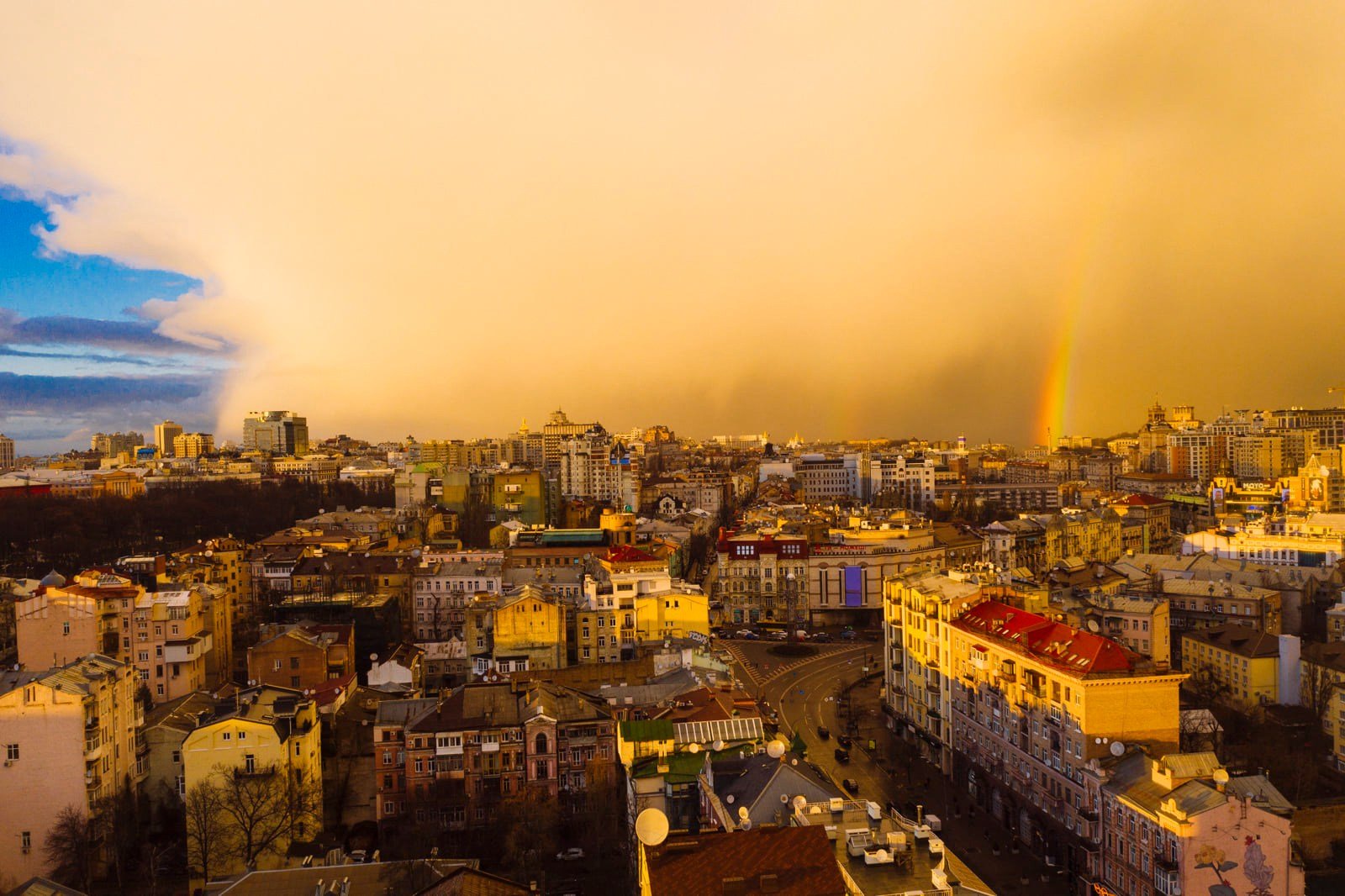 Первая в 2022 году: жители Киева сняли красивый закат с радугой на небе 7
