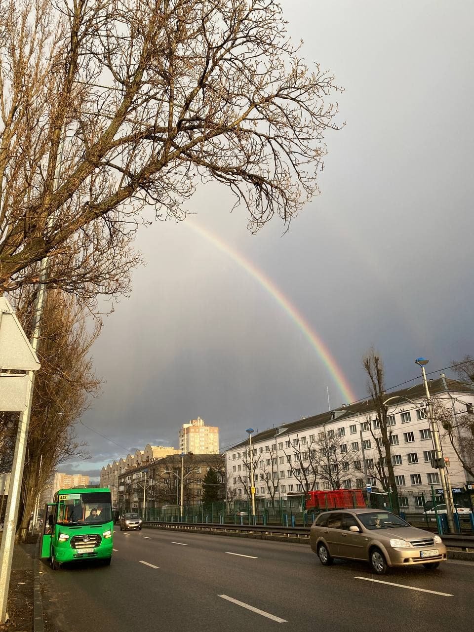 Первая в 2022 году: жители Киева сняли красивый закат с радугой на небе 8