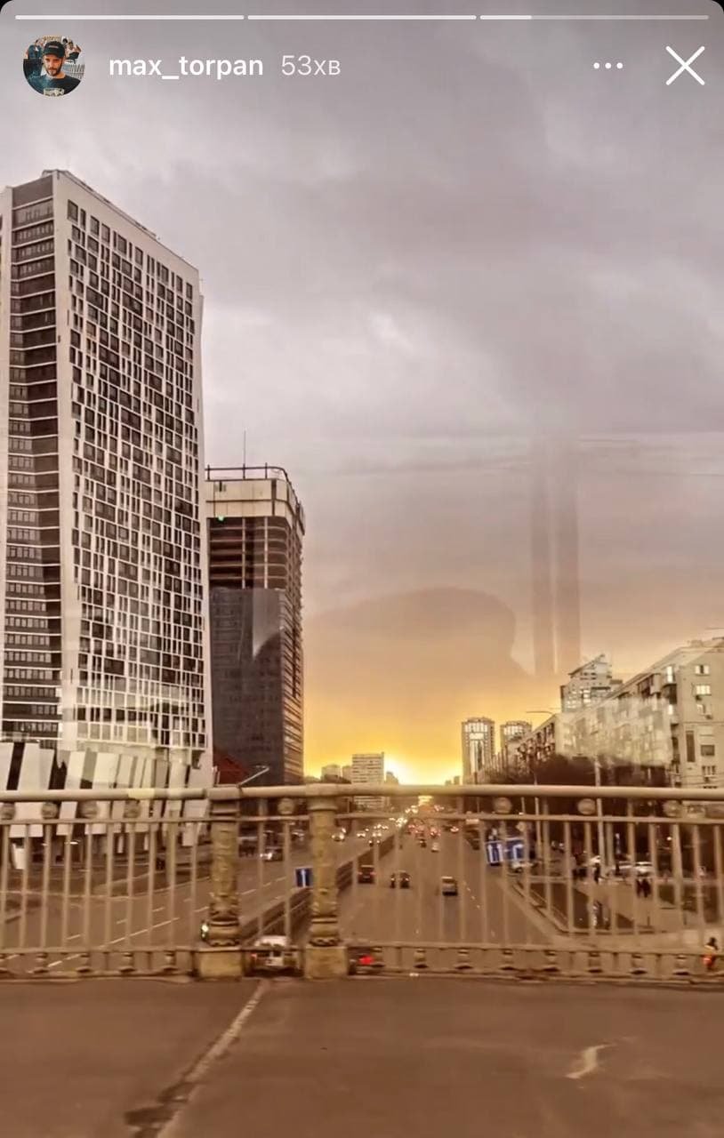 Первая в 2022 году: жители Киева сняли красивый закат с радугой на небе 11