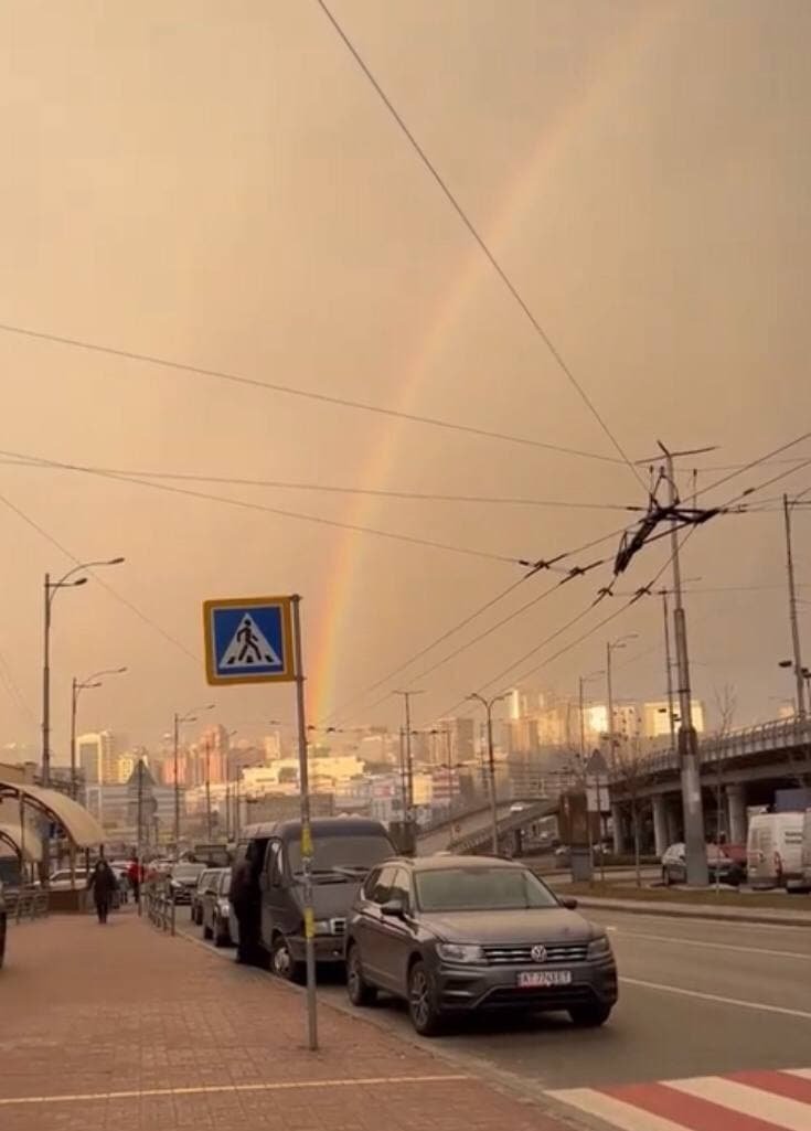 Первая в 2022 году: жители Киева сняли красивый закат с радугой на небе 12