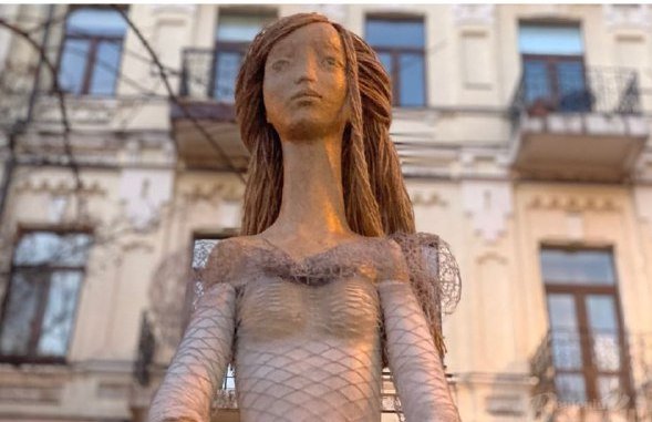 В Киеве легендарную деревянную скульптуру Балерины вернули на Стретенскую 1