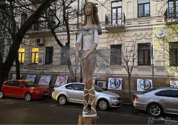 В Киеве легендарную деревянную скульптуру Балерины вернули на Стретенскую 2