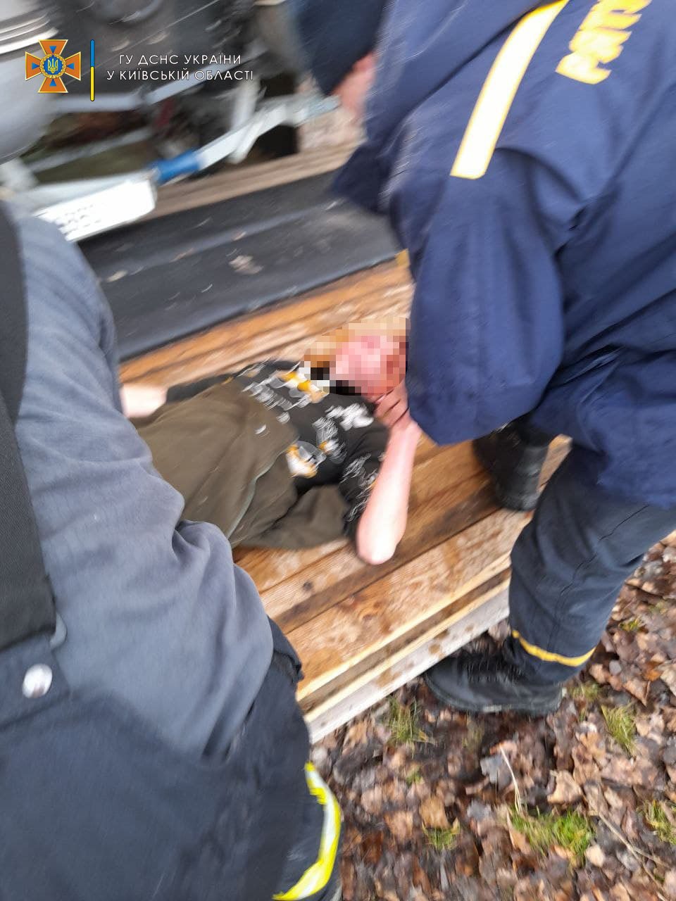 На Киевском море детей унесло на льдине на полкилометра от берега 1