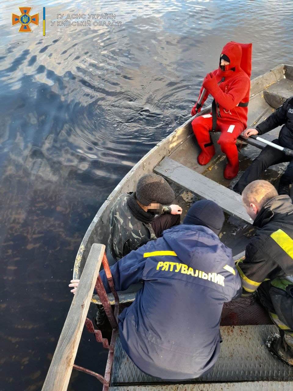 На Киевском море детей унесло на льдине на полкилометра от берега 3