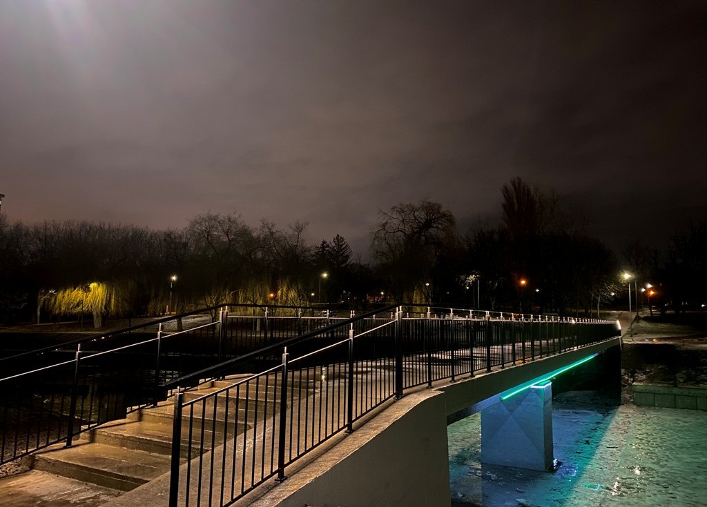 В Киеве в парке «Отрадный» отремонтирован пешеходный мост через озеро: что изменилось и как он выглядит 4