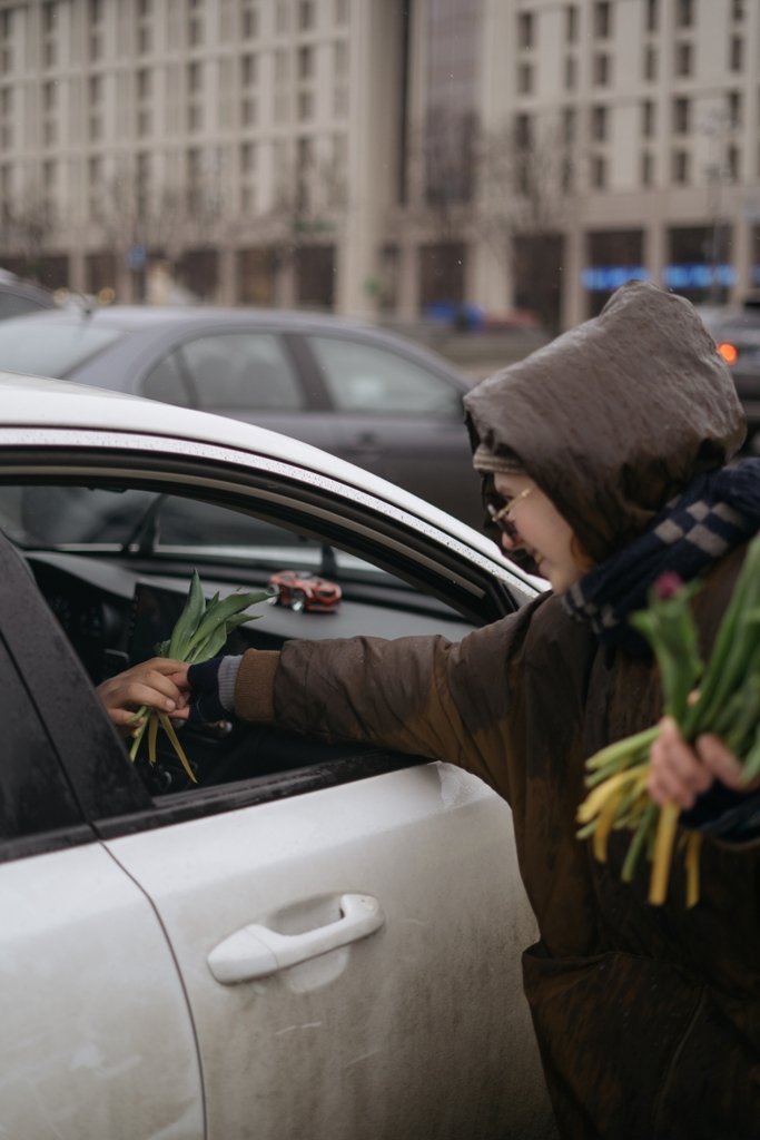 В Киеве на Майдане прохожим раздали 5000 тюльпанов 1