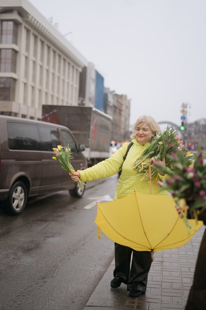 В Киеве на Майдане прохожим раздали 5000 тюльпанов 2