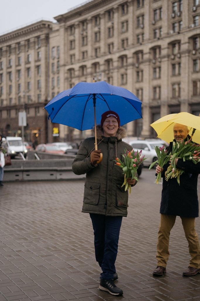 В Киеве на Майдане прохожим раздали 5000 тюльпанов 3