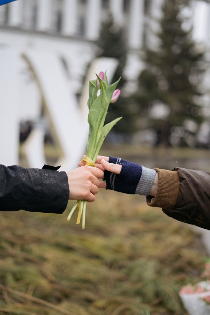 В Киеве на Майдане прохожим раздали 5000 тюльпанов 4
