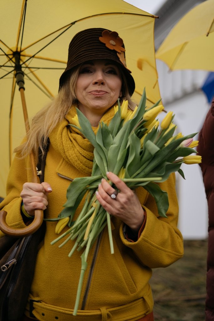 В Киеве на Майдане прохожим раздали 5000 тюльпанов 5