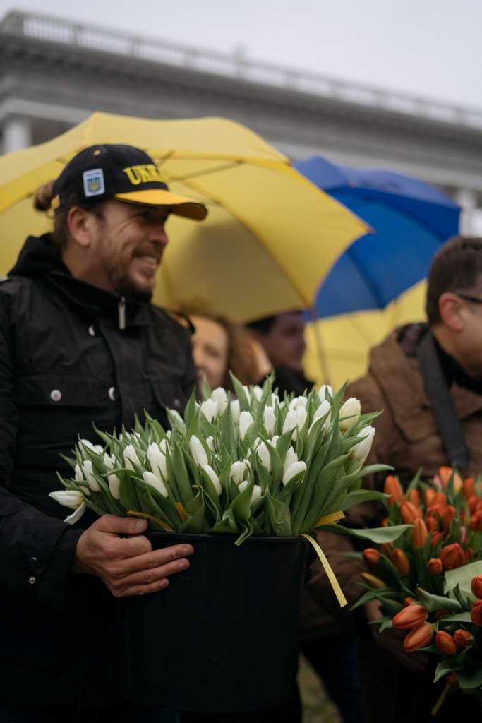 В Киеве на Майдане прохожим раздали 5000 тюльпанов 6
