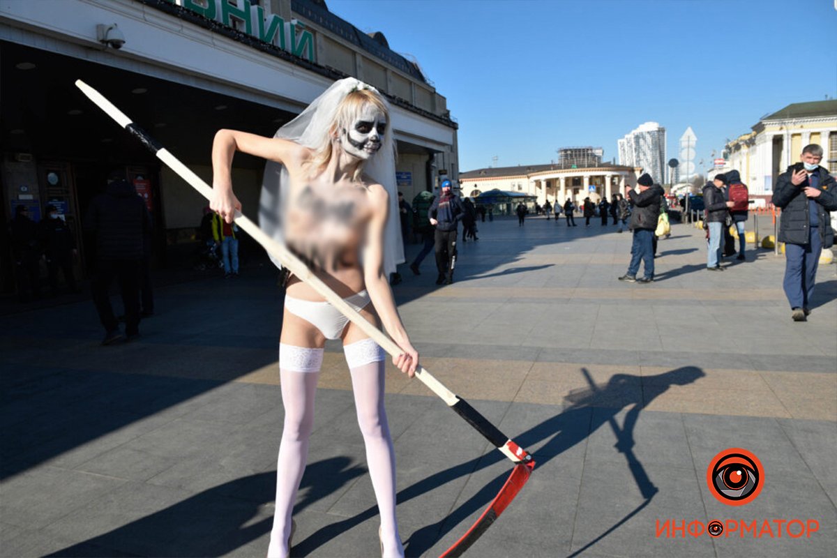 Не верь, не бойся, не беги: в Киеве на Центральный вокзал с косой в руках вышла обнаженная активистка FEMEN 1