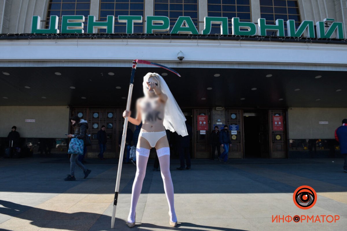 Не верь, не бойся, не беги: в Киеве на Центральный вокзал с косой в руках вышла обнаженная активистка FEMEN 2