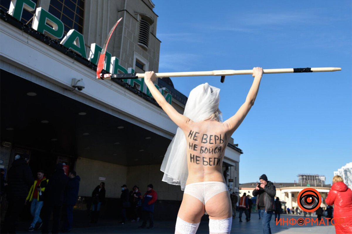 Не верь, не бойся, не беги: в Киеве на Центральный вокзал с косой в руках вышла обнаженная активистка FEMEN 3