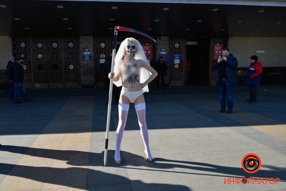 Не верь, не бойся, не беги: в Киеве на Центральный вокзал с косой в руках вышла обнаженная активистка FEMEN 4