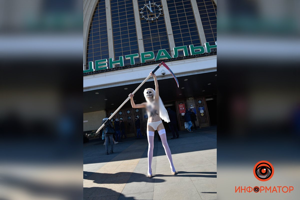 Не верь, не бойся, не беги: в Киеве на Центральный вокзал с косой в руках вышла обнаженная активистка FEMEN 5