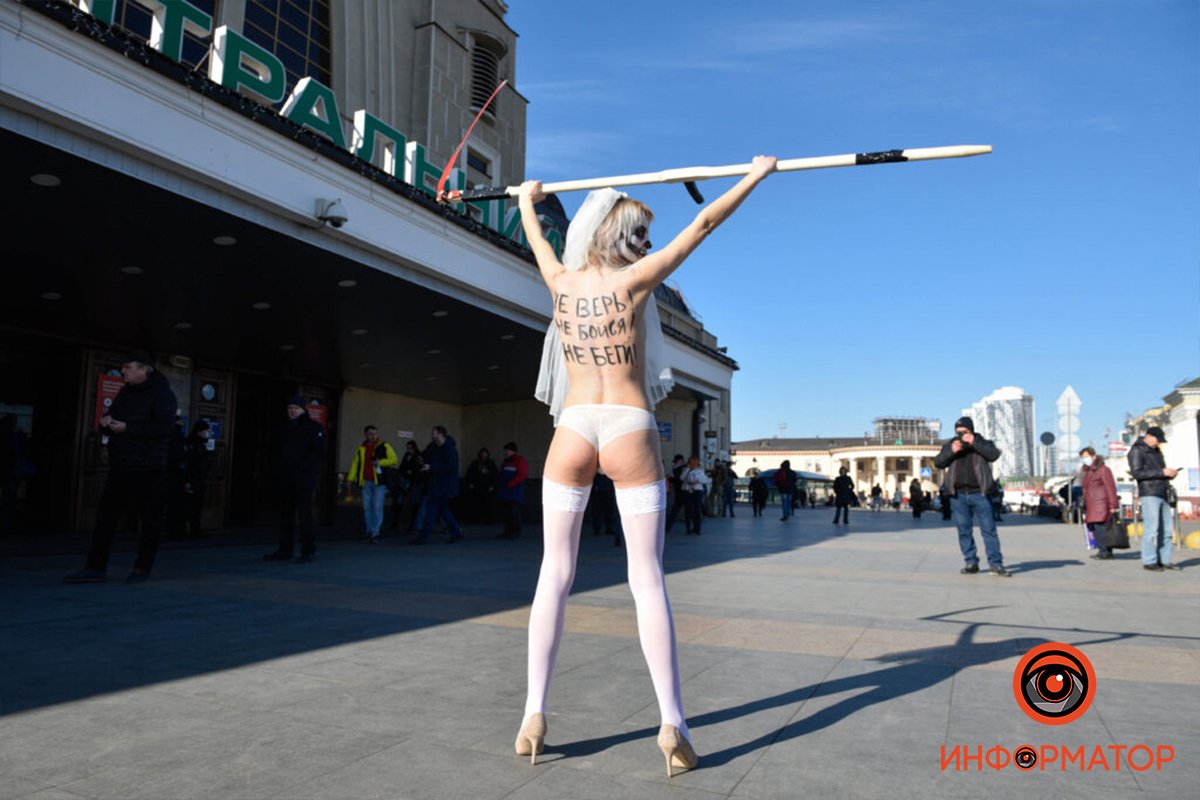 Не верь, не бойся, не беги: в Киеве на Центральный вокзал с косой в руках вышла обнаженная активистка FEMEN 6