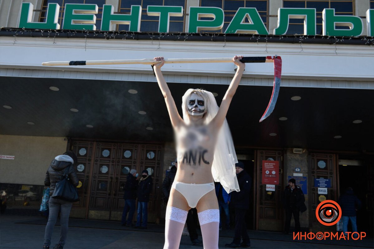 Не верь, не бойся, не беги: в Киеве на Центральный вокзал с косой в руках вышла обнаженная активистка FEMEN 7