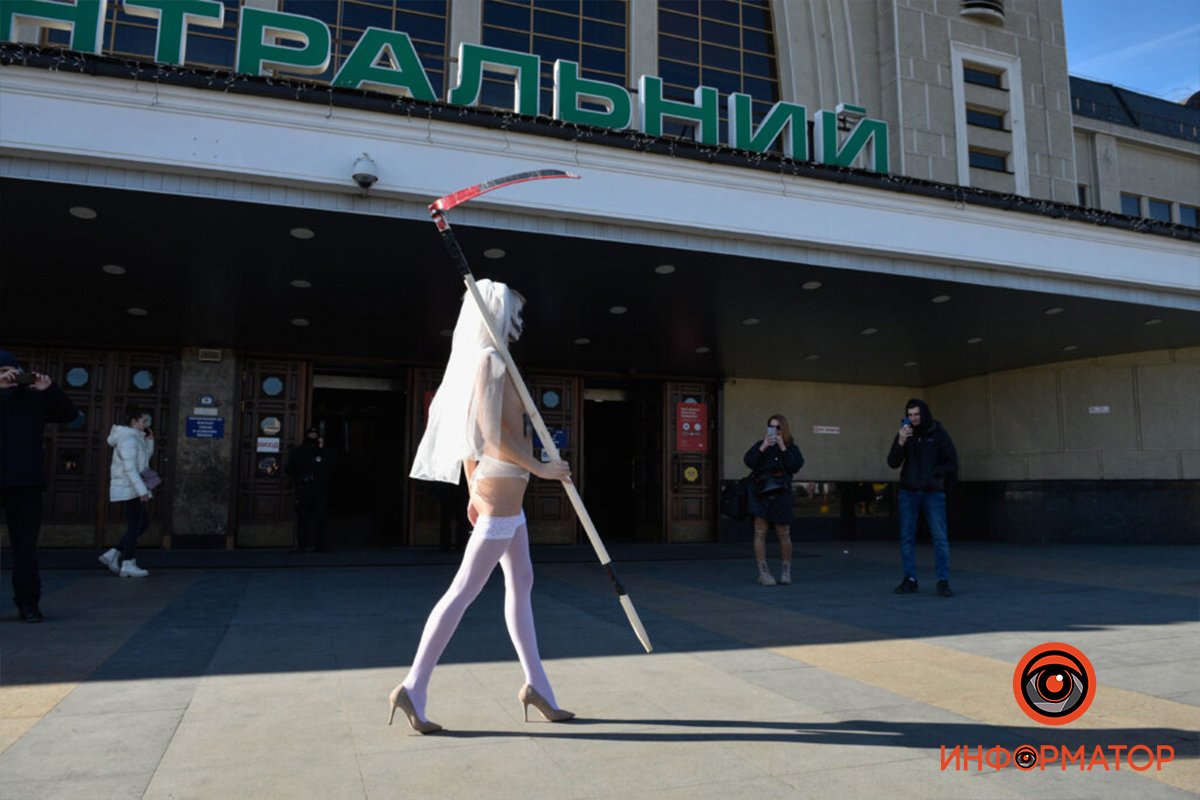 Не верь, не бойся, не беги: в Киеве на Центральный вокзал с косой в руках вышла обнаженная активистка FEMEN 8