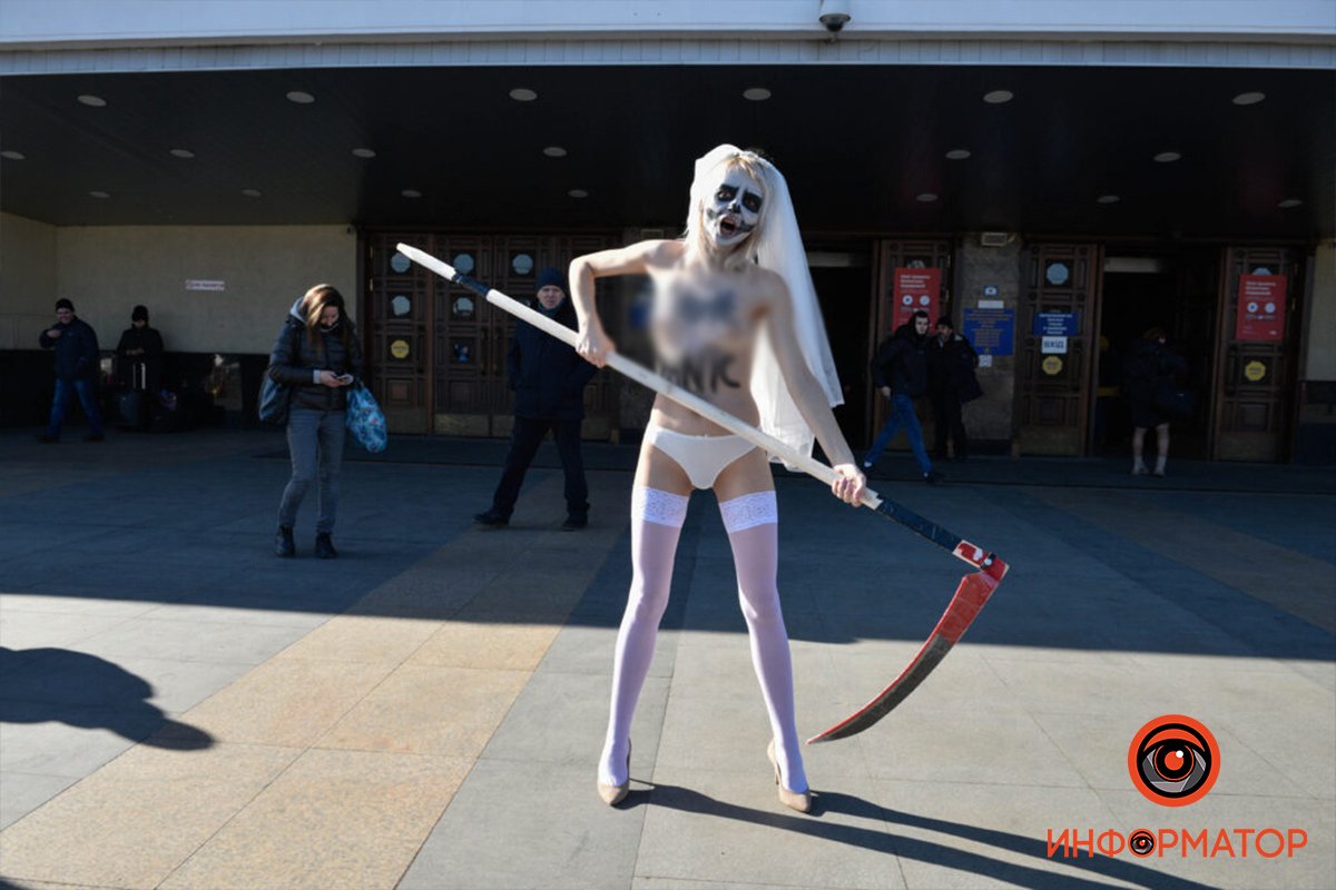 Не верь, не бойся, не беги: в Киеве на Центральный вокзал с косой в руках вышла обнаженная активистка FEMEN 9