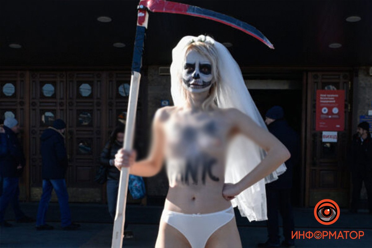 Не верь, не бойся, не беги: в Киеве на Центральный вокзал с косой в руках вышла обнаженная активистка FEMEN 10