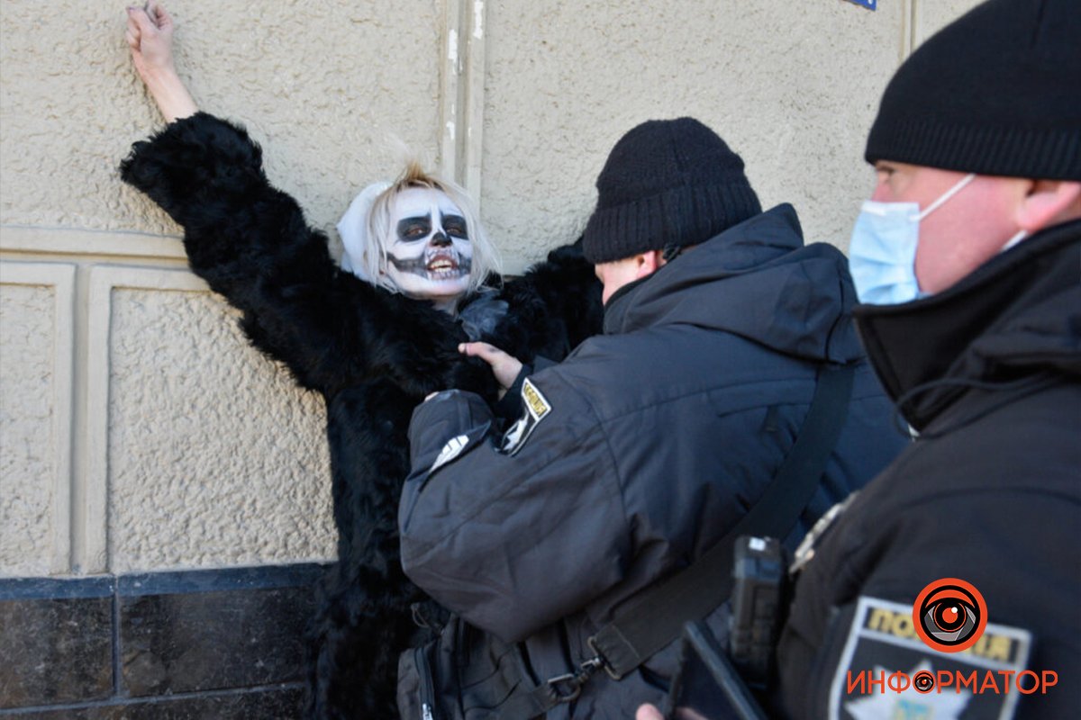 Не верь, не бойся, не беги: в Киеве на Центральный вокзал с косой в руках вышла обнаженная активистка FEMEN 11