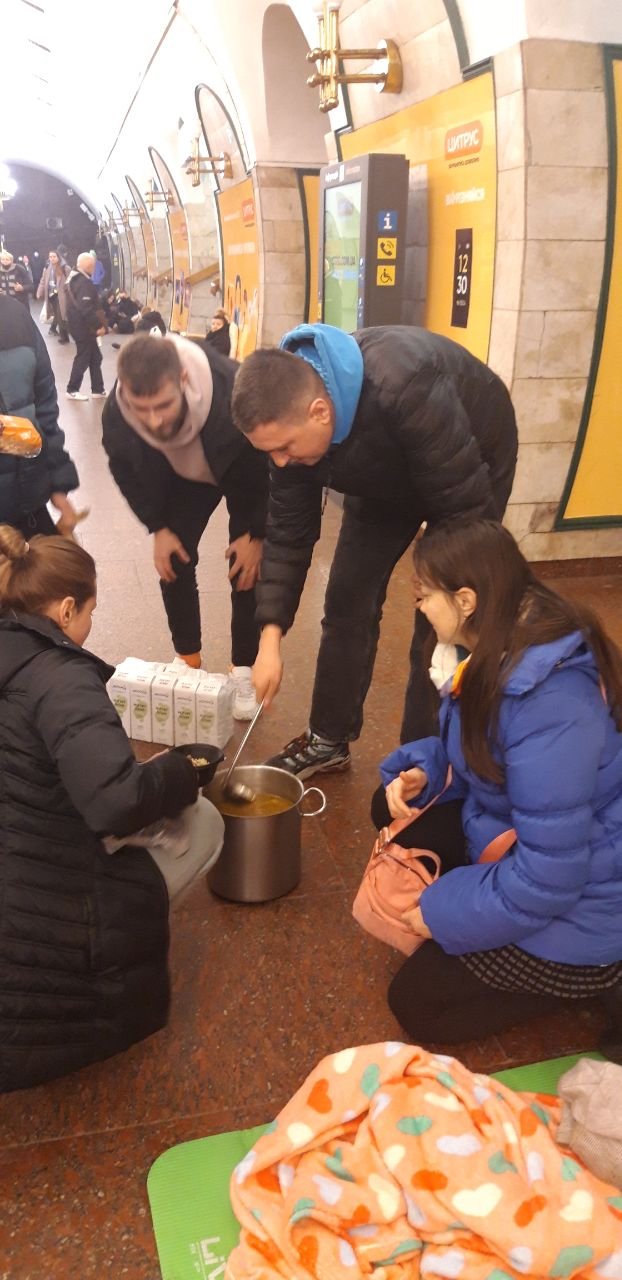 Жизнь в бомбоубежище: как киевляне прожили еще один день войны 6