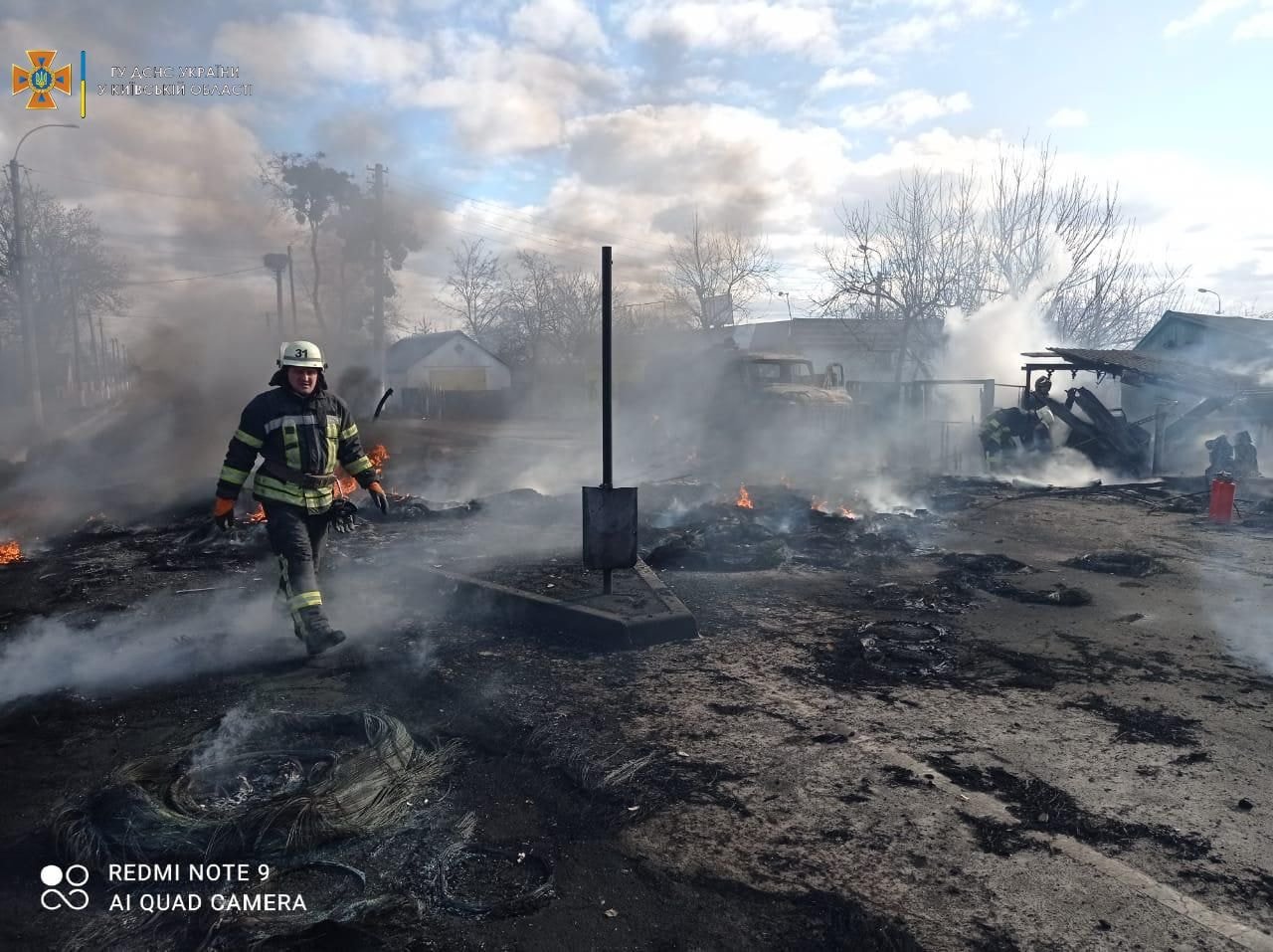 В Киевской области из-за обстрелов сгорели супермаркеты ФОРА и АТБ 3