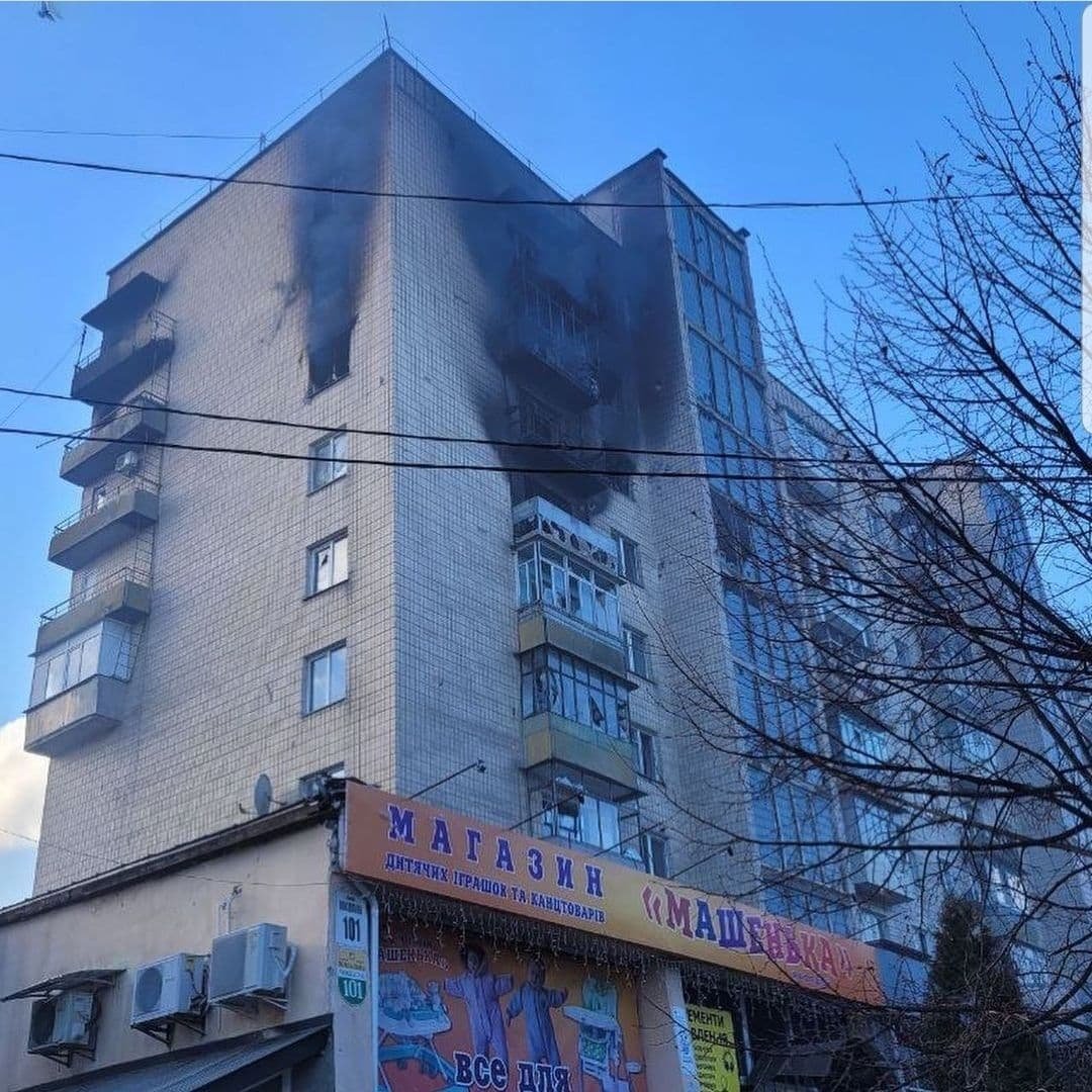 Все отстроим: мэр Бучи показал разбитую технику оккупанта на улицах города 3
