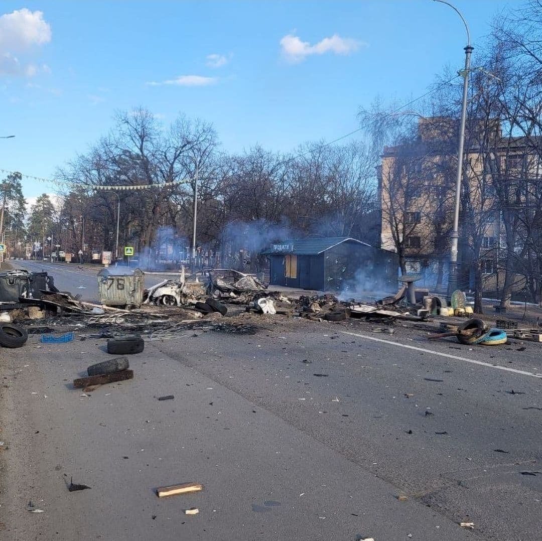 Все отстроим: мэр Бучи показал разбитую технику оккупанта на улицах города 5