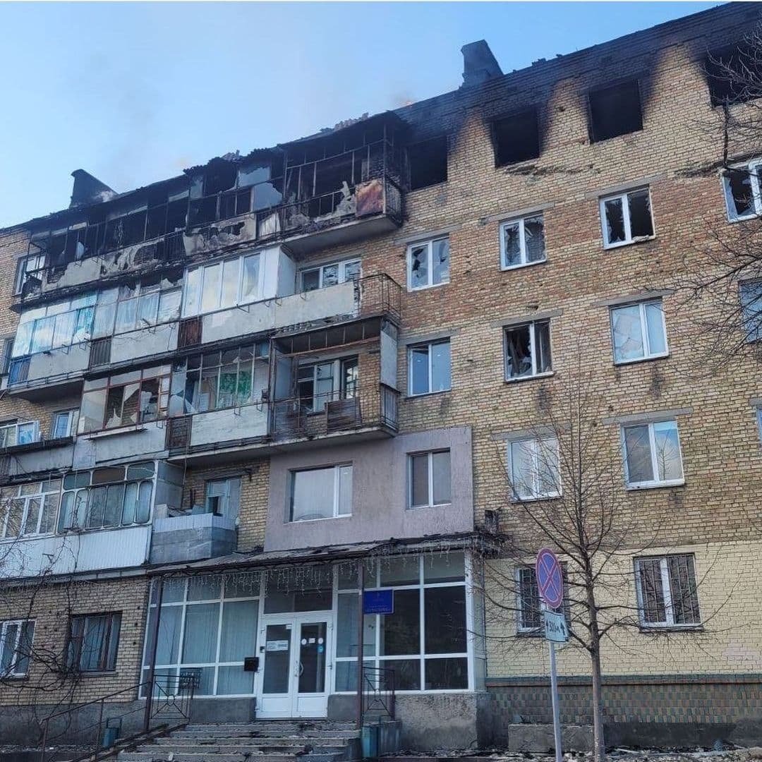 Все отстроим: мэр Бучи показал разбитую технику оккупанта на улицах города 6