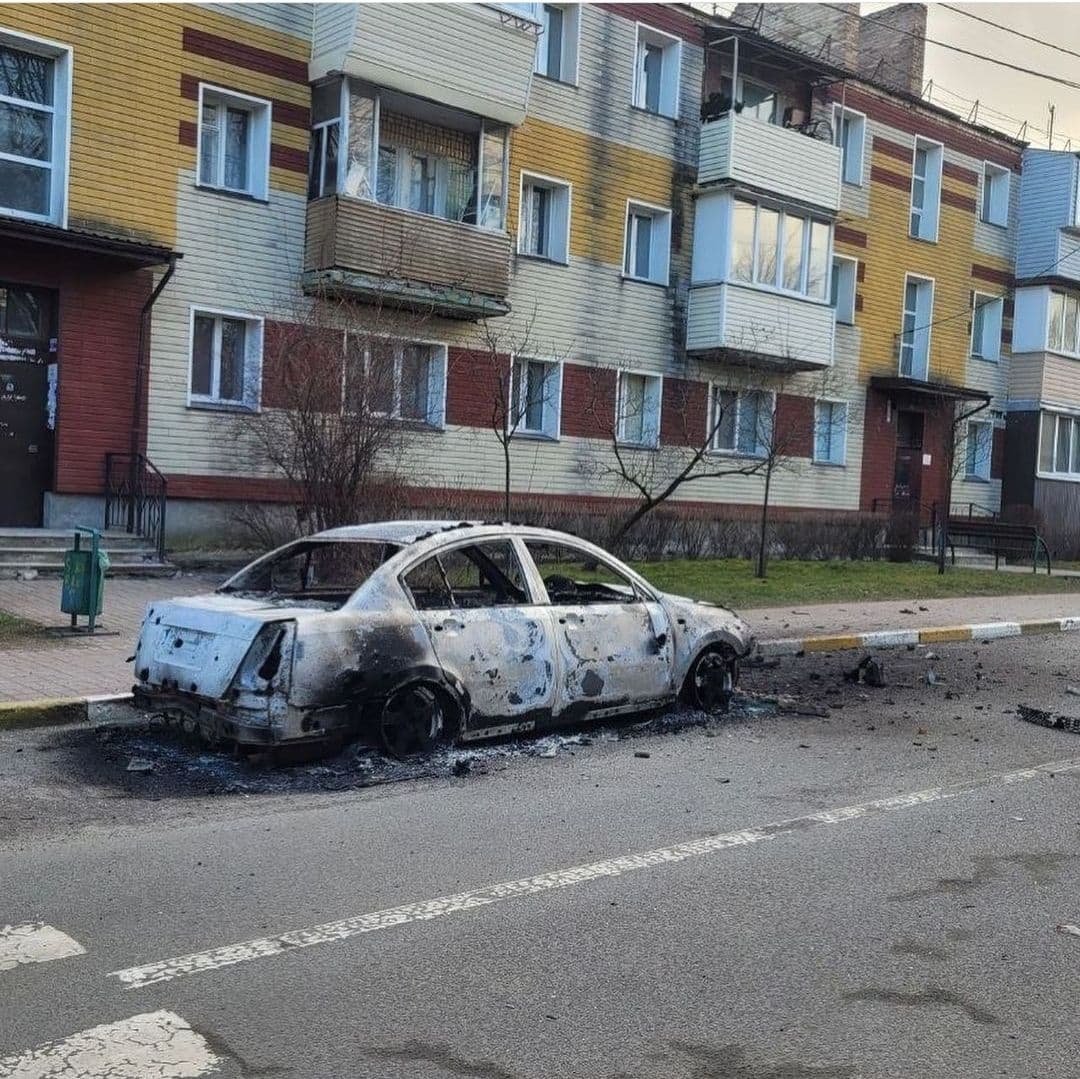 Все отстроим: мэр Бучи показал разбитую технику оккупанта на улицах города 7