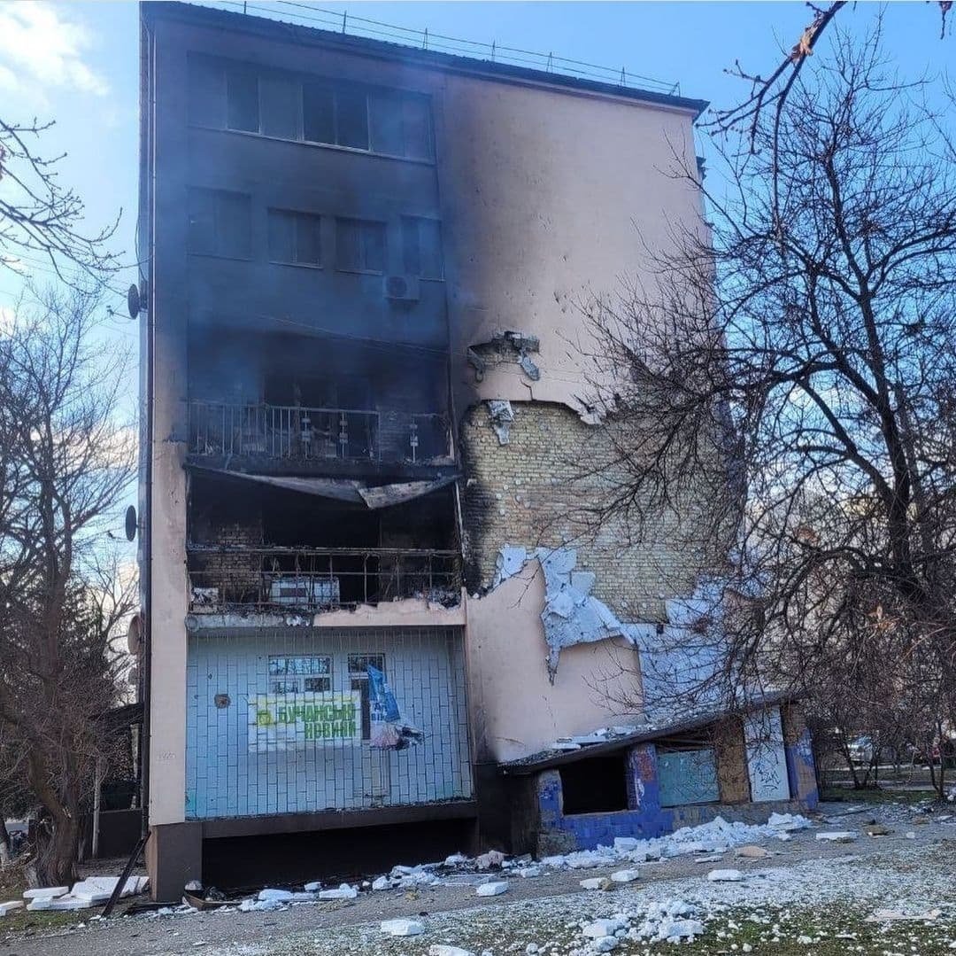 Все отстроим: мэр Бучи показал разбитую технику оккупанта на улицах города 9