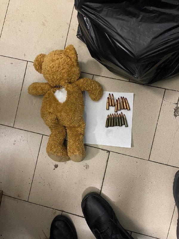 В метро Киева обнаружили диверсантов, которые хранили боеприпасы в игрушке: задержали пять человек 4