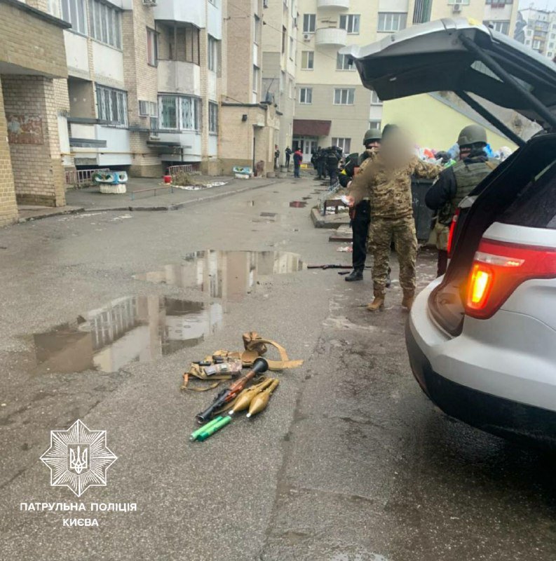 В Киеве задержали группу мародеров, которые ворвались в автосалон и забрали сейф и кофемашину 1