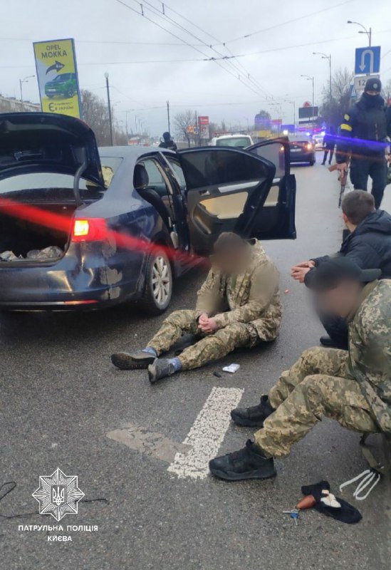 В Киеве задержали группу мародеров, которые ворвались в автосалон и забрали сейф и кофемашину 3