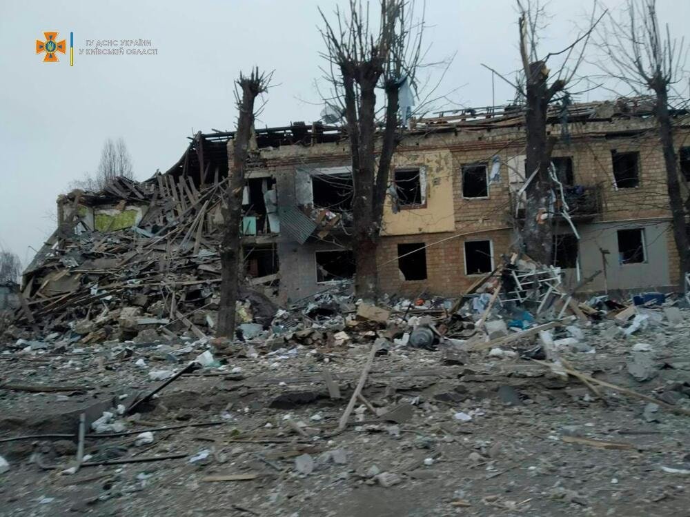 Из подвалов разрушенной Бородянки удалось эвакуировать несколько сотен человек 6