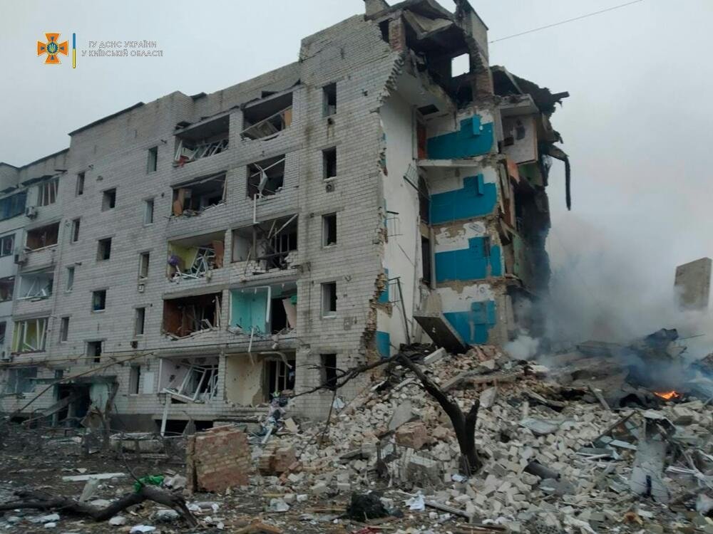 Из подвалов разрушенной Бородянки удалось эвакуировать несколько сотен человек 10