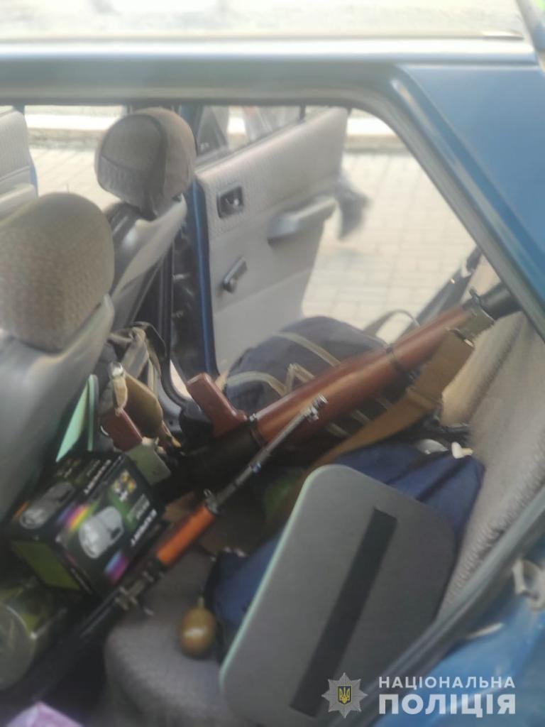 В Киеве полицейские задержали ДРГ с арсеналом оружия 2