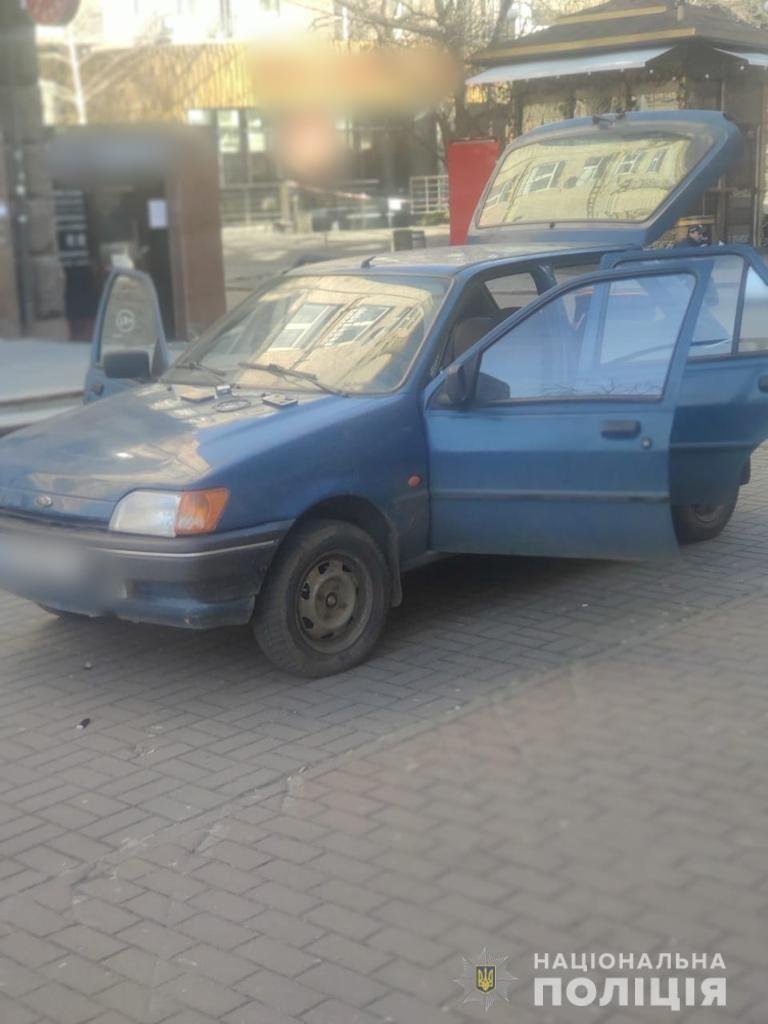 В Киеве полицейские задержали ДРГ с арсеналом оружия 3