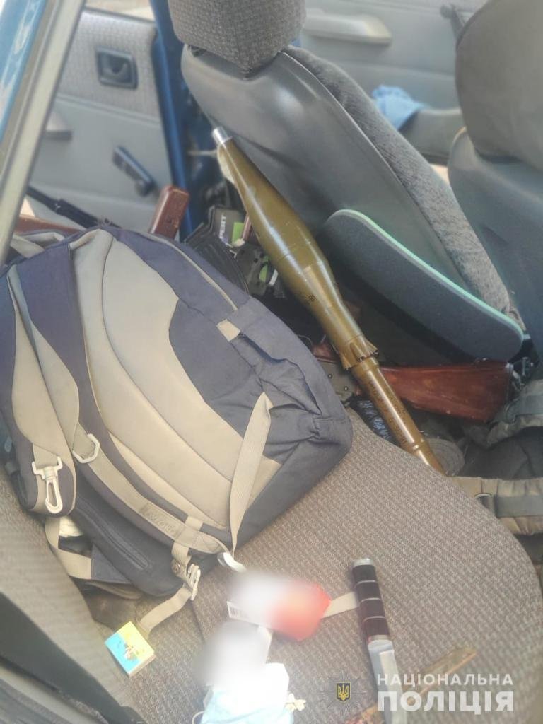 В Киеве полицейские задержали ДРГ с арсеналом оружия 4