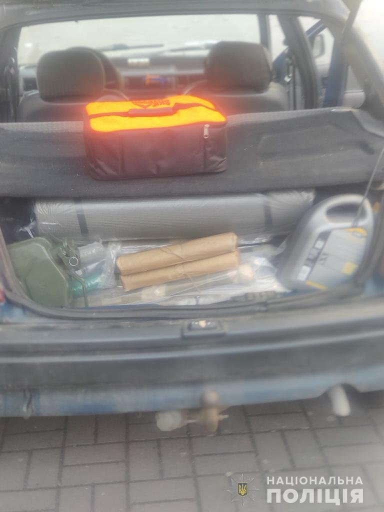 В Киеве полицейские задержали ДРГ с арсеналом оружия 5