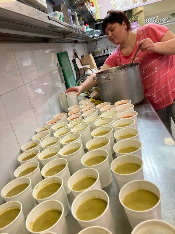 Ресторан "Трішки більше" на Золотых воротах готовят еду для нуждающихся: как получить помощь и чем помочь волонтерам 2