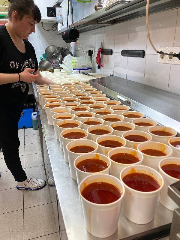 Ресторан "Трішки більше" на Золотых воротах готовят еду для нуждающихся: как получить помощь и чем помочь волонтерам 3